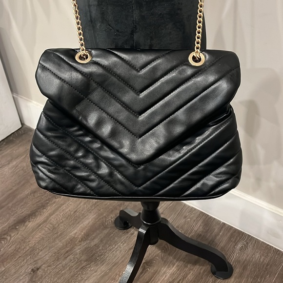 Urban Expressions  Black Puffer Crossbody Women’s Purse With Goal Chain Straps - Picture 2 of 10